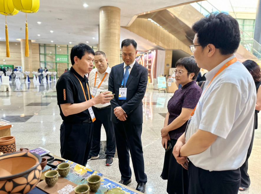 非遺彩陶走進(jìn)上合組織媒體智庫(kù)峰會(huì)