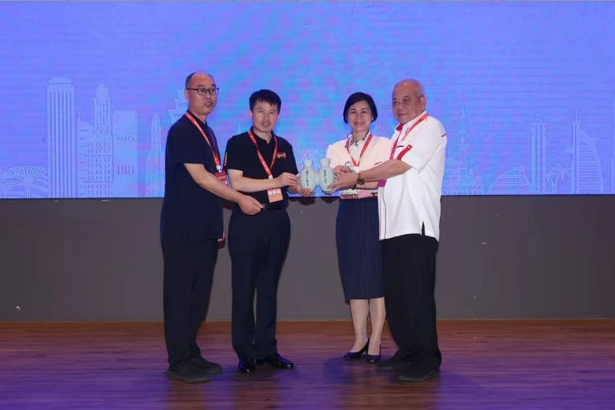 王新軍仰韶雙聯(lián)壺贈(zèng)馬來(lái)西亞，中馬友誼再續(xù)千年雅韻